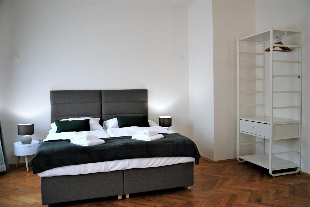 White Swan Boutique Apartments ปราก ภายนอก รูปภาพ