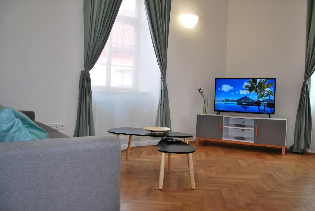 White Swan Boutique Apartments ปราก ภายนอก รูปภาพ