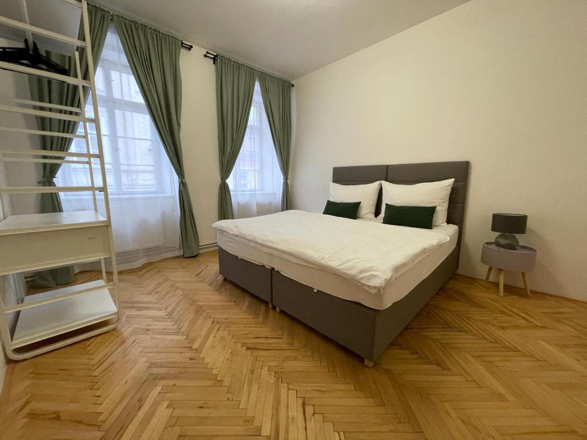 White Swan Boutique Apartments ปราก ภายนอก รูปภาพ